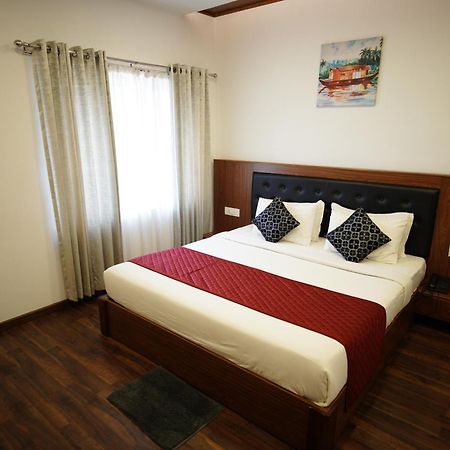 Hotel Four N Square Residency à Palakkad Extérieur photo