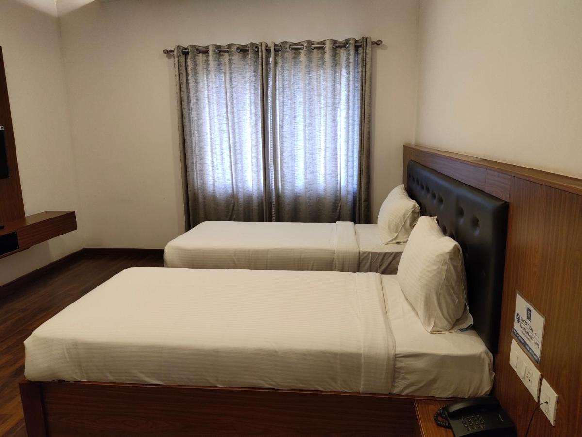 Hotel Four N Square Residency à Palakkad Extérieur photo