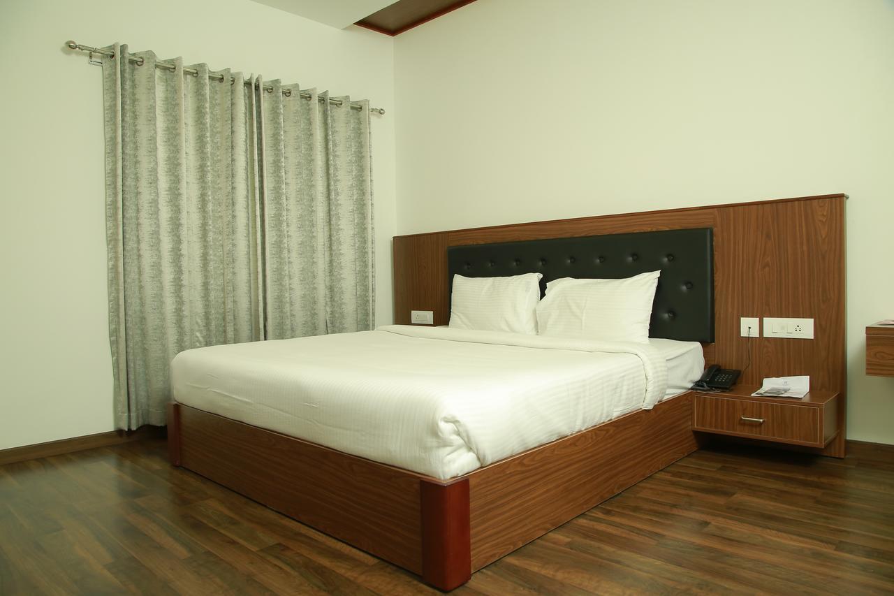 Hotel Four N Square Residency à Palakkad Extérieur photo