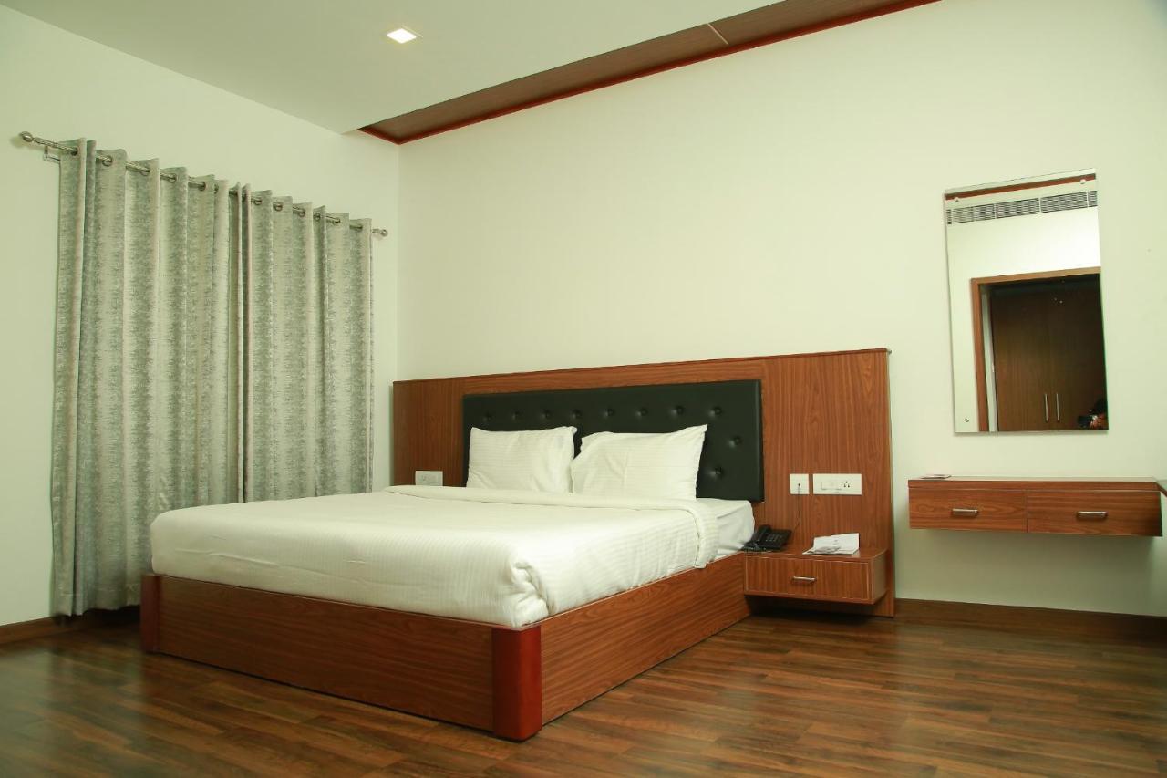 Hotel Four N Square Residency à Palakkad Extérieur photo